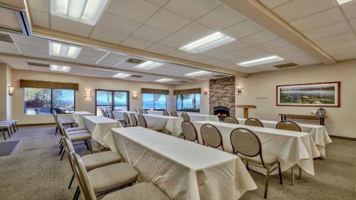 Poolside Condo Right By The Shores Of Lake Tahoe Condo - image 4