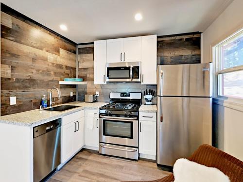 4093 Manzanita Ave Cabin Unit 2 - main image