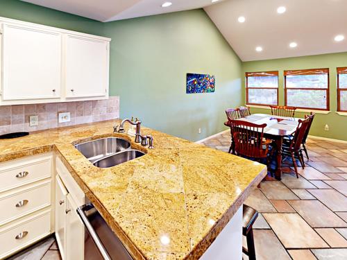 Four-Bedroom Lakeway Waterfront House - image 2