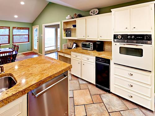 Four-Bedroom Lakeway Waterfront House - image 6