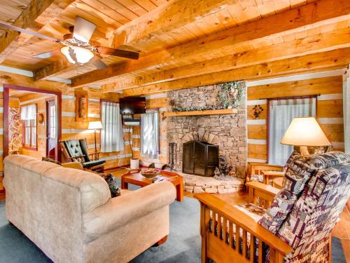 Bear Hug Too Cabin - main image