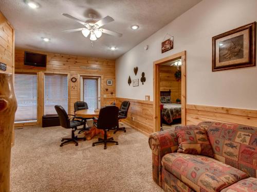 Hidden Heart Cabin - image 5