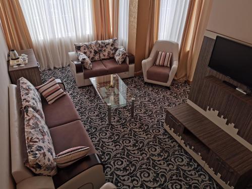 1 queen bed, 1 sofa bed