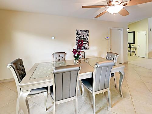 Contemporary Home Home - image 3