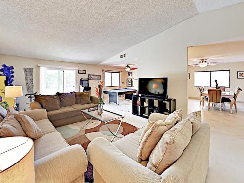 Contemporary Home Home - image 7