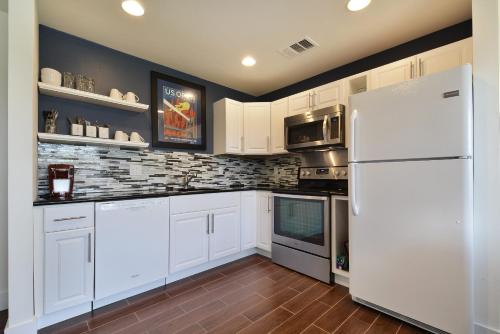 East Downtown Austin Apartment 1002 - image 9