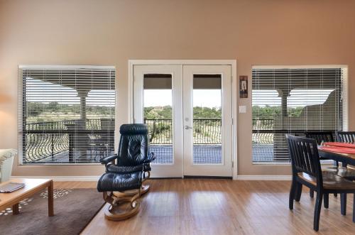 Chardonnay Haus on Lake Travis - image 8