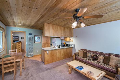One Bedroom South Lake Tahoe Home - image 4