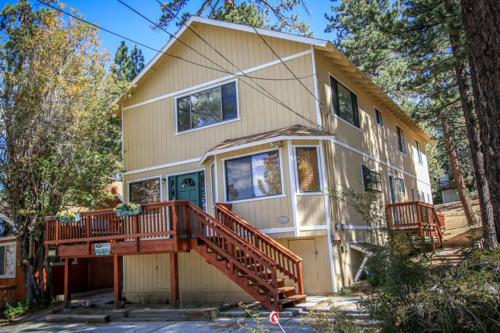 Family Fun House in Big Bear Lake, USA