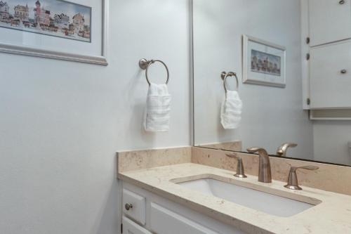 Destin Harbor Waterfront Gem Townhouse - image 5
