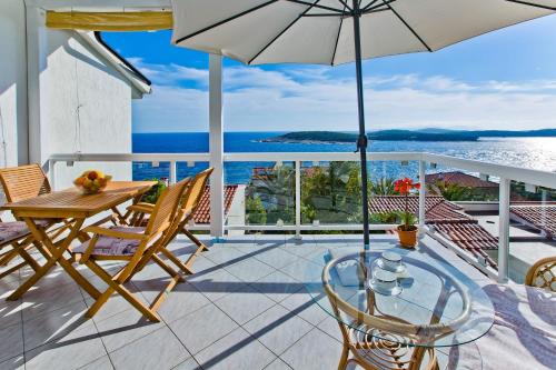 One Bedroom Apartment with Terrace and Sea View image 5