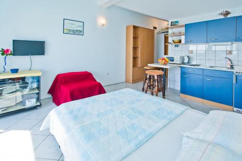 Studio Apartment with Balcony and Sea View image 10