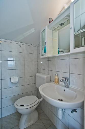 Studio Apartment with Balcony and Sea View image 6