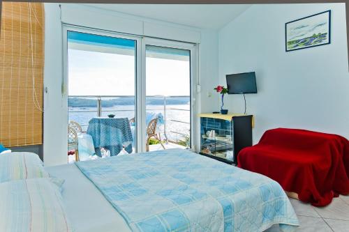 Studio Apartment with Balcony and Sea View image 8