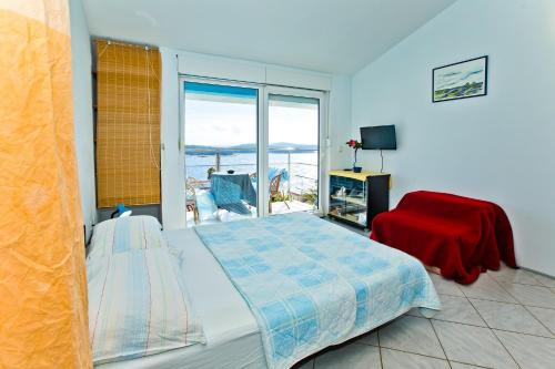 Studio Apartment with Balcony and Sea View image 9
