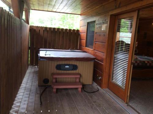 Party Hut Cabin - image 4