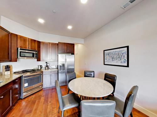 Condo in Newpark - image 8