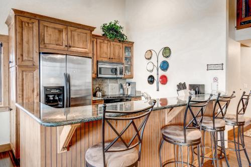 2315 Apres Ski Way #120 Condo - image 2