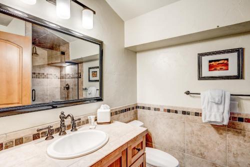 2315 Apres Ski Way #120 Condo - image 4