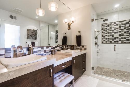 Designer Palm Springs Condo - main image