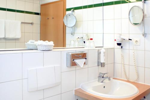 Best Western Macrander Hotel Dresden Stop at Best Western Macrander Hotel Dresden to discover the wonders of Dresden. Offering a variety of facilities and services, the hotel provides all you need for a good nights sleep. Service-minded