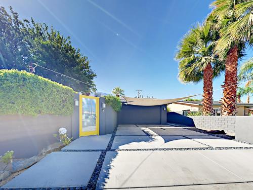 Hollywood in Palm Springs House 557 Home - image 4
