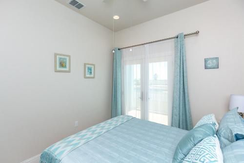New & Family-Friendly Rockport Beach Home - image 3