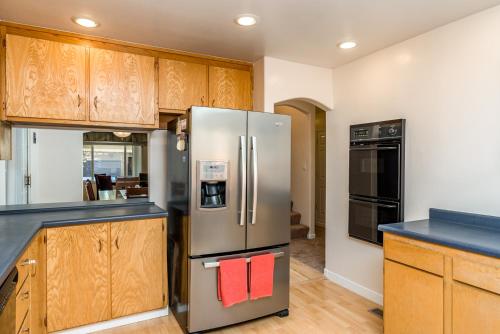 Timeless Tahoe House California Cabin - image 6