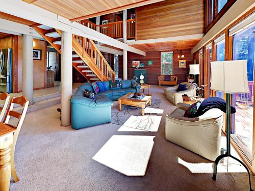 1355 Woodland Way Home - image 3