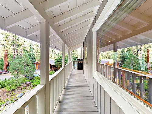 The Love Nest: Tahoe City Cabin - image 5
