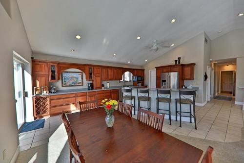 Spacious Balsh Blvd Home in Fraser, USA