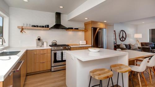 72 Vantage - Racquet Club Modern Masterpiece Condo - image 6