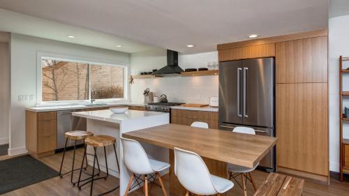 72 Vantage - Racquet Club Modern Masterpiece Condo - image 7