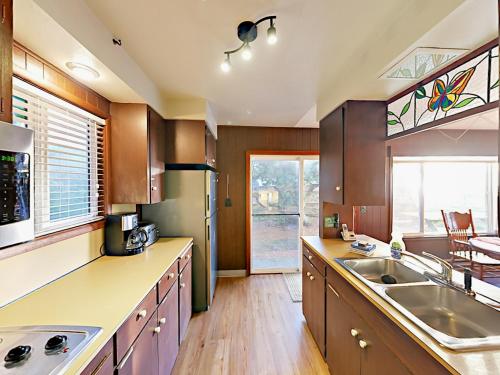 4612 SW Pacific Coast Hwy Home - image 4