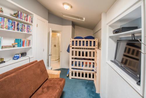 1271 Hillcrest House - image 6