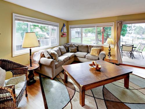 474 Capri Dr Home - image 8