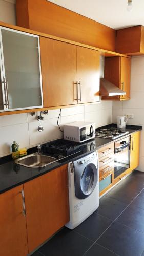 Gorgeous apartment in Portimão (Gorgeous apartment in Portimao) in กาเบโก โด โมโก