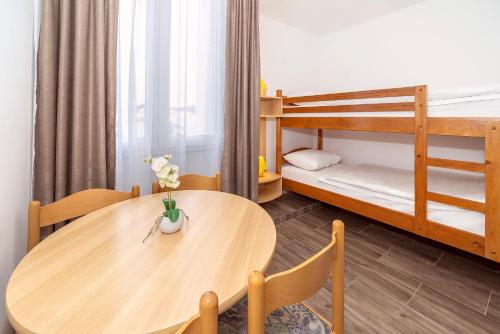 1 double bed, 1 bunk bed