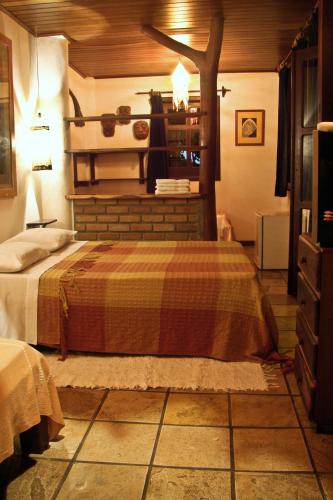1 queen bed, 2 twin beds