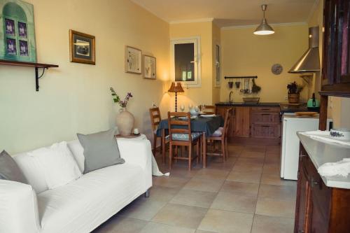  Sofia's apt - Just 30 meters from Ipsos beach, Ferienwohnung in Ýpsos