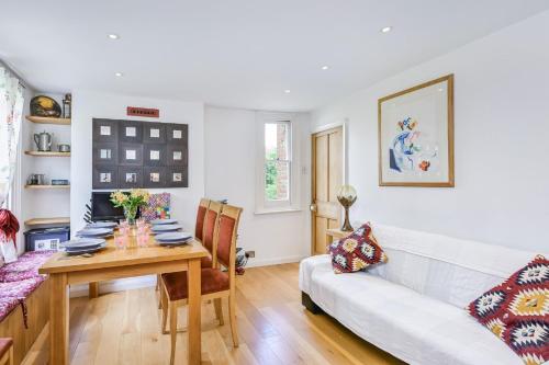 Dorine's 3 Bed Family Flat, Catford, London