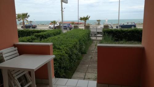 Appartamento fronte mare con giardino