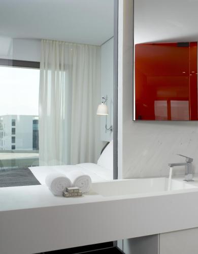 The Met Hotel - main image