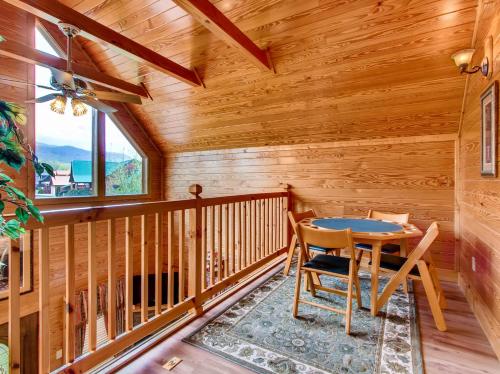 Mountain Breeze Retreat Cabin - image 2