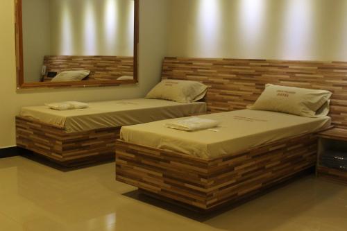 Large Twin Room image 8