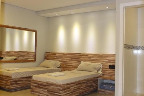 Large Twin Room image 10