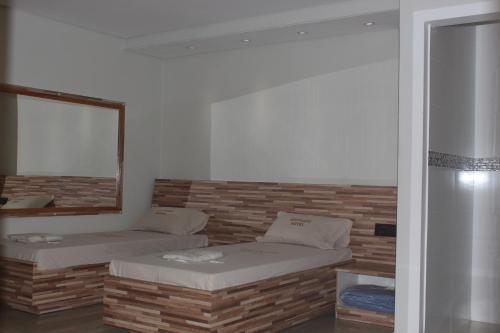 Large Twin Room image 7