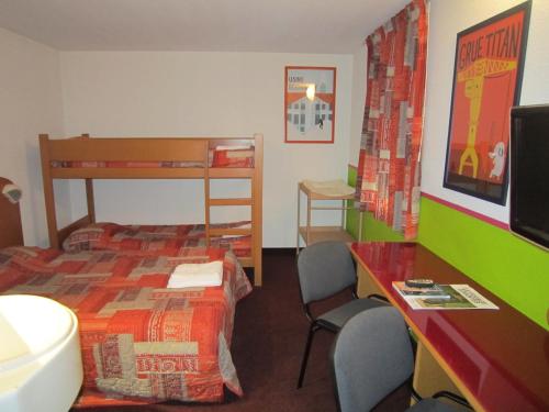 1 double bed, 2 bunk beds