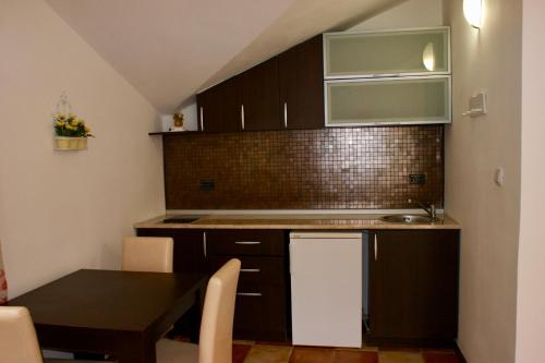 virtuve, Studio apartments Morinj in Donji Morinj