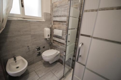 Double or Twin Room image 9